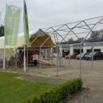 Gestell mit Gewindestiften auf Fundament befestigt